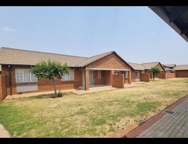 2 BEDROOM TOWNHOUSE FOR SALE IN MONAVONI